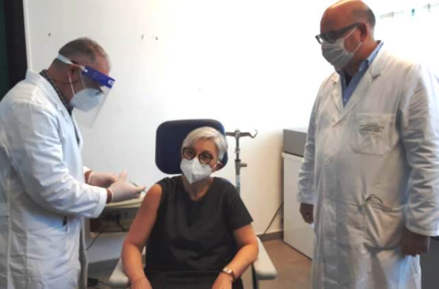 Vaccini anti-Covid-19 arrivati oggi all'ospedale di Caltagirone. 1° vaccino a infermiera Rosa Reale